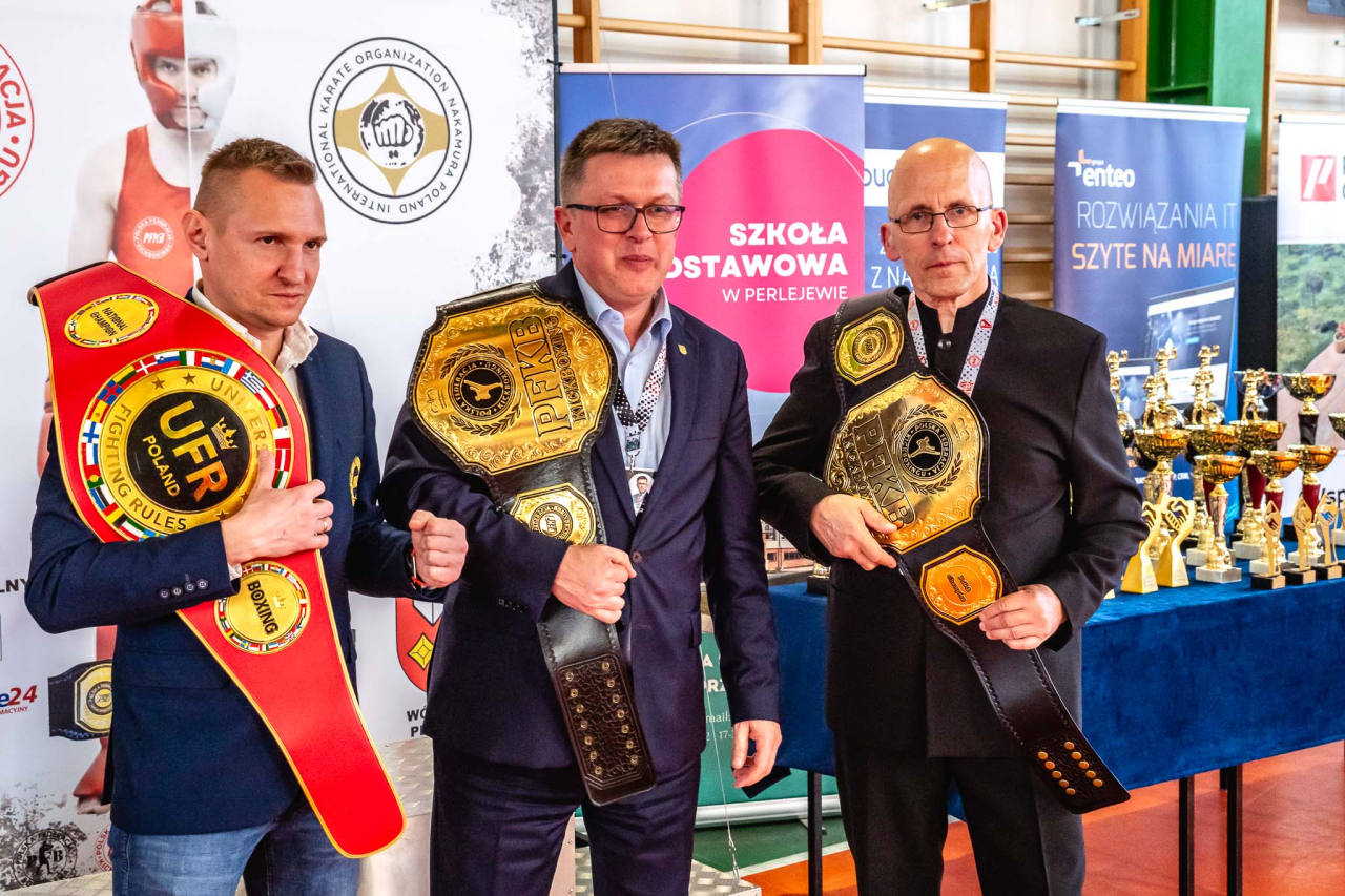 Wójt Gminy Perlejewo Jakub Wierzbicki pozuje z Piotrem Bąkowskim i Andrzejem Nowaczukiem podczas turnieju Eastern Wind – Otwarty Puchar Podlasia w Perlejewie