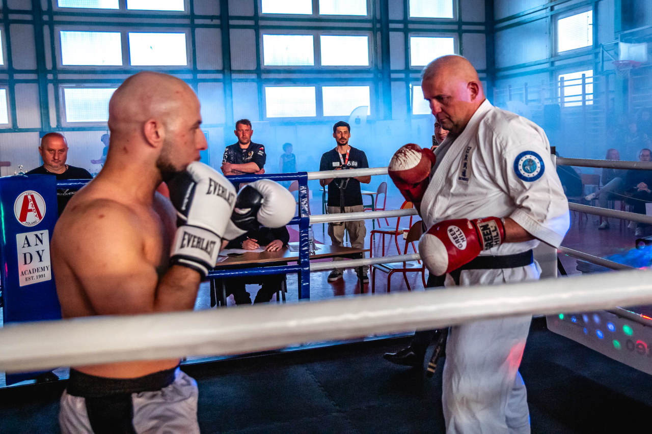 Dwóch zawodników w rękawicach bokserskich walczy na ringu podczas turnieju Eastern Wind w Perlejewie.